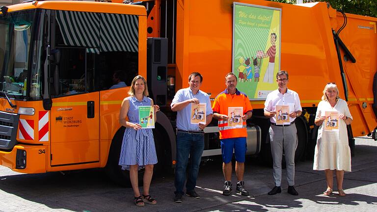 Elternzeit für Väter: Die städtische Plakatkampagne – unter anderem auf Müllautos – stellen vor (von links): Daniela Autering von der Gleichstellungsstelle, Stadtreiniger-Betriebsleiter Philipp Kuhn, Fahrer Ralf Möhring, Oberbürgermeister Christian Schuchardt und Gleichstellungsbeauftragte Petra Müller-März. Elternzeit für Väter: Die städtische Plakatkampagne – unter anderem auf Müllautos – stellen vor (von links): Daniela Autering von der Gleichstellungsstelle, Stadtreiniger-Betriebsleiter Philipp Kuhn, Fahrer Ralf Möhring, Oberbürgermeister Christian Schuchardt und Gleichstellungsbeauftragte Petra Müller-März.