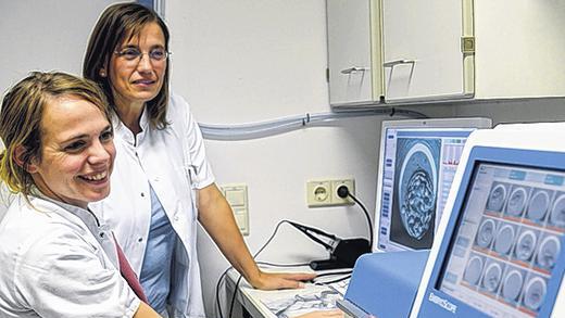 Mehrzeller: Dr. Claudia Staib (vorne) und Professor Ursula Zollner beobachten Embryonen.