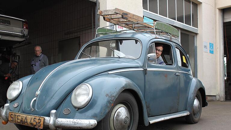 Käfersammlers Liebling       -  Manfred Künzel aus Ebern sammelt VW Käfer. Zehn dieser Kultautos hat er schon zuhause stehen. Sein Liebling ist aber ein sogenannter Brezelkäfer aus dem Jahr 1952. Das Auto war ein Baustellenfahrzeug eines Maurers in Bad Staffelstein und ist bis heute in beinahe unverändertem Zustand.