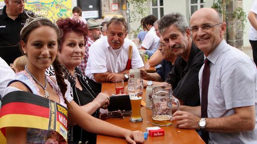 Schon im Gespräch über &bdquo;Miss- oder Misterwahlen&ldquo; im Landkreis? Auf jeden Fall in einem angeregten Gespräch Landrat Wilhelm Schneider und Braumeister Karl Wagner (von rechts) mit &bdquo;Miss Fränkische Schweiz&ldquo; Theresa Gerwig und Katharina Fischer (von links).