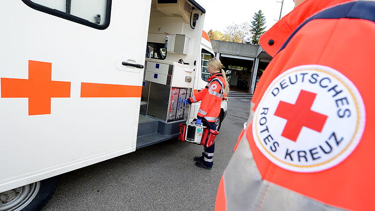 Deutsches Rotes Kreuz       -  Rettungssanitäter, Rotes Kreuz, Krankenwagen, Symbolbild