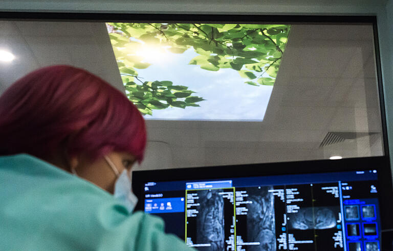 Blätterhimmel an der Decke: Das sehen Patienten, wenn sie hinter der Glasscheibe im MRT im Leopoldina-Krankenhaus liegen.