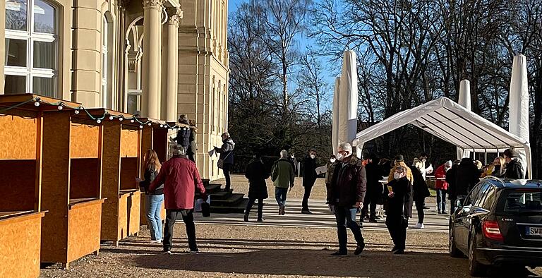 Vom 20. bis 23. Dezember wurden beim Impfmarathon auf Schloss Werneck über 2000 Dosen verabreicht. Für die Anmeldung waren eigens Buden aufgestellt worden.