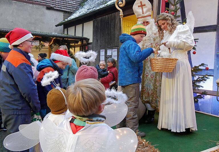 Kleine und große Kinder durften sich beim Nikolaus Matthias Rottmann und beim Christkind Laura Grömling süße Leckereien aus dem Korb nehmen. Kleine und große Kinder durften sich beim Nikolaus Matthias Rottmann und beim Christkind Laura Grömling süße Leckereien aus dem Korb nehmen.
