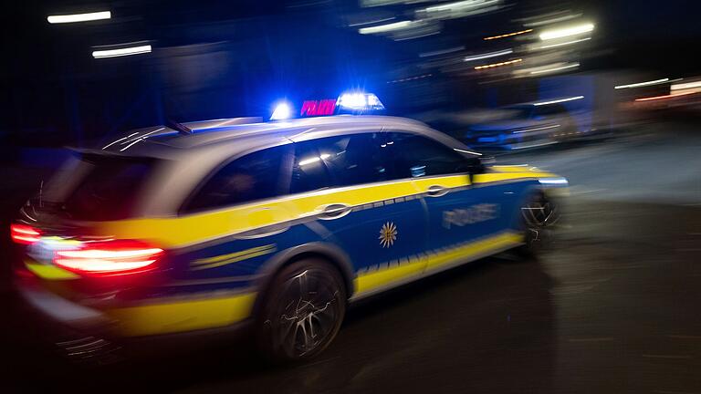 Ein 31-Jähriger flüchtete am Samstagmorgen mit einem geklauten VW Golf vor mehreren Polizeistreifen von Schweinfurt bis nach Niederlauer in Rhön-Grabfeld. Nun sitzt er in Untersuchungshaft.