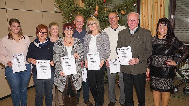 Der SSV Gädheim nutzt den feierlichen Rahmen seiner Weihnachtsfeier, um verdiente Mitglieder zu ehren. In diesem Jahr waren dies (von links): Irina Schunk (25 Jahre), Karin Wagstiel (50), Maria Fuchs (50), Anne Römmelt (25), Bernd und Brigitte Moog (25), Heinz Beier (60) und Otto Steinmetz (60 Jahre). Die Ehrungen übernahm Vorstandschaftsmitglied Marion Kamm (rechts).