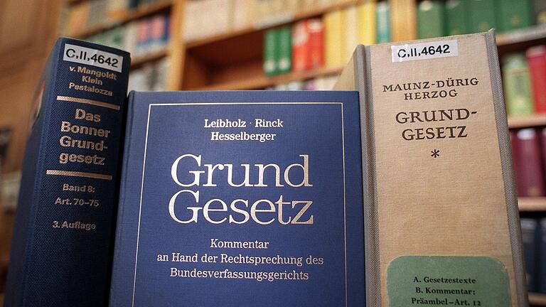 Die Grünen fordern, den Begriff der 'Rasse' aus dem Grundgesetz zu streichen.