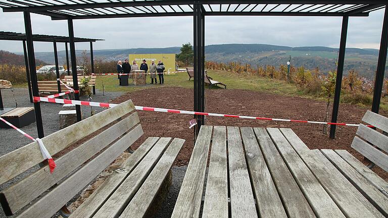 Wellenliegen, Stehtische und Sitzmöglichkeiten sowie eine stählerne Pergola wurden am terroir f am Fischberg in Thüngersheim ergänzt. Nun fehlt nur noch der Frühling.