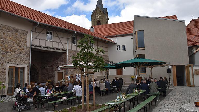 Der 'Schwarze Adler' in Westheim wurde eingeweiht. Im Innenhof fand der offizielle Festakt statt. Der 'Schwarze Adler' in Westheim wurde eingeweiht. Im Innenhof fand der offizielle Festakt statt.
