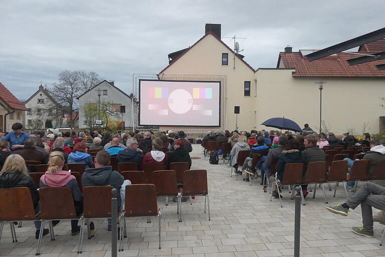 Trotz einiger Tropfen: Das Wetter spielte mit, beim Open-Air-Kino auf dem Dorfplatz in Vasbühl.