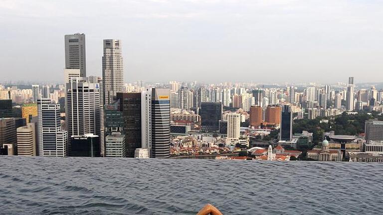 Eine Stadt für Luxus-Urlauber: Die Ausgaben für Nahrungsmittel, Kleidung und Mieten sind derzeit in Singapur am höchsten. Foto: Stephen Morrison/EPA/dpa       -  Eine Stadt des Luxus: Singapur ist einer der reichsten Städte der Welt.