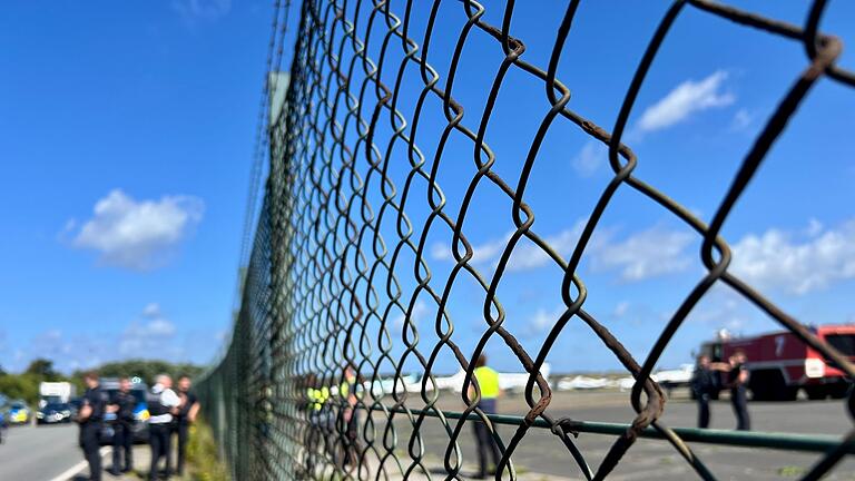 Klima-Demonstranten kleben sich auf Flughafen Sylt fest       -  Am Flughafen Sylt sind Polizisten schnell zur Stelle, nachdem Klima-Aktivisten der Letzten Generation ein Loch in den Zaun geschnitten haben und auf das Gelände gelangt sind.