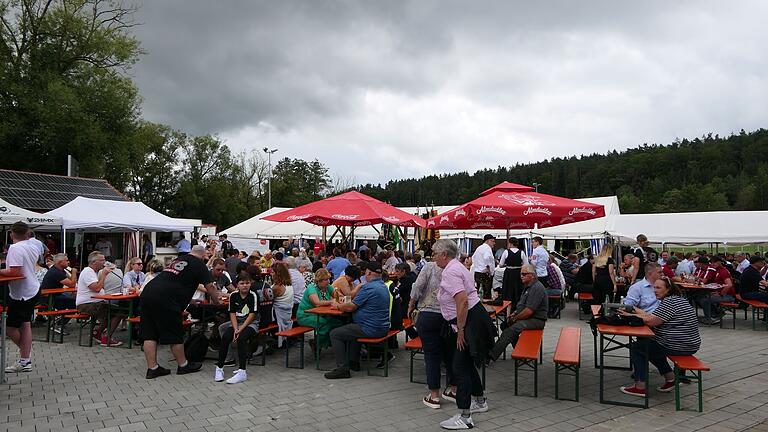 Groß war der Andrang auf dem Festplatz in Prölsdorf zu dem Jubiläumsfest der drei Vereine. Groß war der Andrang auf dem Festplatz in Prölsdorf zu dem Jubiläumsfest der drei Vereine.