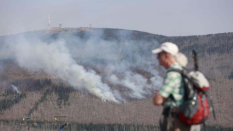 Waldbrände am Brocken       -  Der Brand unterhalb des Brockens im Harz ist noch nicht unter Kontrolle (Foto aktuell).