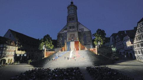 Schwäbisch Hall: Allein schon optisch spektakulär sind die Aufführungen auf der großen Treppe vor der Kirche St. Michael in der Stadtmitte. Schwäbisch Hall: Allein schon optisch spektakulär sind die Aufführungen auf der großen Treppe vor der Kirche St. Michael in der Stadtmitte.