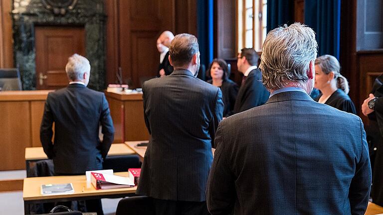 Prozess gegen sechs LKA-Beamte - Aufsehenerregender Prozess: In Nürnberg stehen sechs LKA-Beamte wegen Strafvereitelung im Amt und uneidlicher Falschaussage vor Gericht. Prozess gegen sechs LKA-Beamte - Aufsehenerregender Prozess: In Nürnberg stehen sechs LKA-Beamte wegen Strafvereitelung im Amt und uneidlicher Falschaussage vor Gericht.