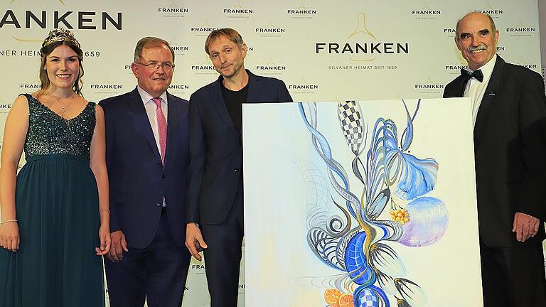 Über den Ehrenpreis des Bezirks Unterfranken konnte sich das Weingut A. & E. Rippstein aus Sand freuen. Unser Bild zeigt (von links): Die Fränkische Weinkönigin Carolin Meyer, Bezirkstagspräsident Erwin Dotzel, Mathias Rippstein und den Präsidenten des Fränkischen Weinbauverbandes, Artur Steinmann.