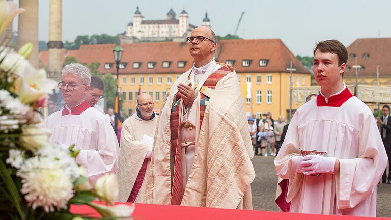 Der Würzburger Bischof Franz Jung bei der Fronleichnamsprozession am vergangenen Donnerstag. Am 10. Juni ist er fünf Jahre im Amt.