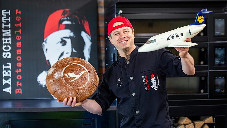 Völlig losgelöst von der Erde: Weltbäcker Axel Schmitt aus Frankenwinheim hat vier Brotsorten für die Lufthansa entwickelt. Völlig losgelöst von der Erde: Weltbäcker Axel Schmitt aus Frankenwinheim hat vier Brotsorten für die Lufthansa entwickelt.