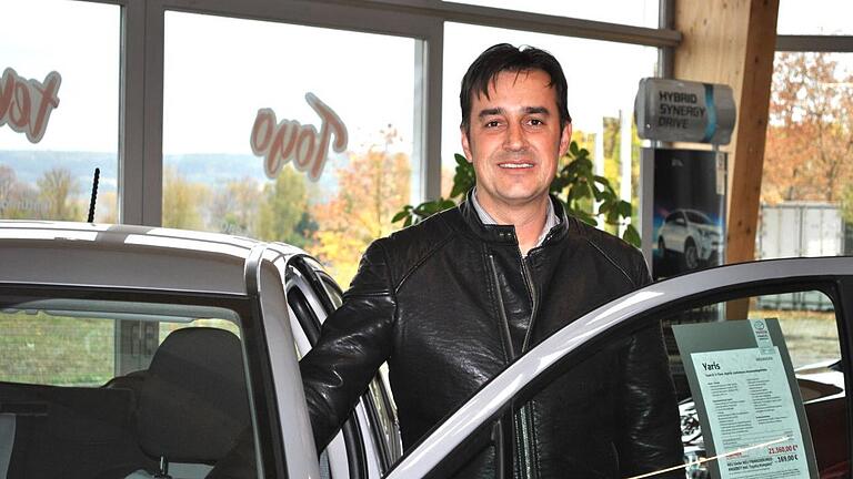 Dieter Harth verkauft seit Anfang letzten Jahres zu 90 Prozent Hybrid-Autos und zehn Prozent Benziner, sagt er.  Foto: Regina Vossenkaul       -  Dieter Harth verkauft seit Anfang letzten Jahres zu 90 Prozent Hybrid-Autos und zehn Prozent Benziner, sagt er.  Foto: Regina Vossenkaul