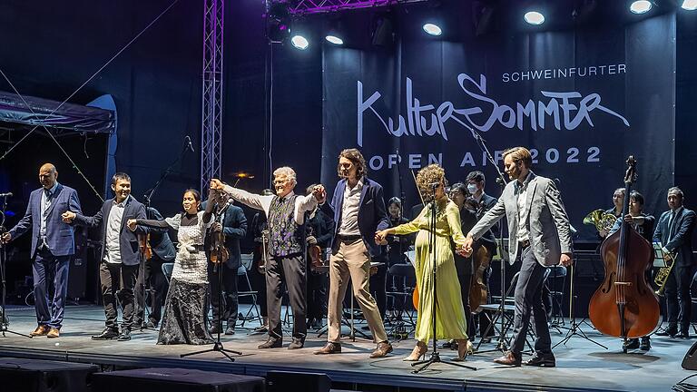 Rhythmischer Schlussapplaus für das gesamte Ensemble beendete die kühle Sommernacht, kurz nach 22 Uhr.&nbsp;