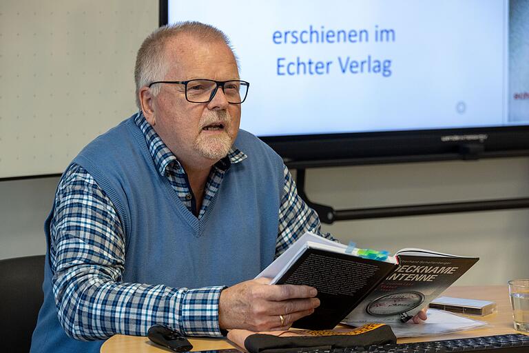 Eberhard Schellenberger, 66, liest aus seinem Buch 'Deckname Antenne' und erzählt von seinen Besuchen in der ehemaligen DDR. Eberhard Schellenberger, 66, liest aus seinem Buch 'Deckname Antenne' und erzählt von seinen Besuchen in der ehemaligen DDR.