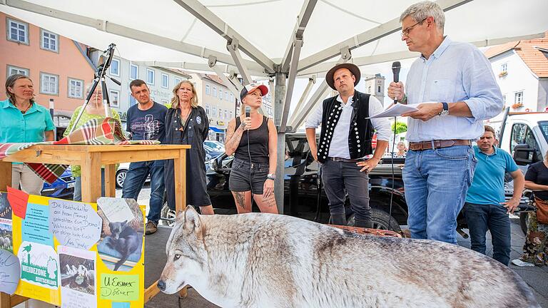 In emotionalen Statements berichteten Tierhalter in Interviews mit Michael Diestel (rechts) von Wolfsangriffen auf ihre Tiere.
