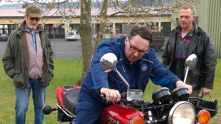 Auch Raritäten wie diese Honda CBX 1000 mit Sechszylindermotor sind immer wieder beim Motorrad-Aktionstag der Hammelburger Verkehrswacht vertreten. Prüfer Alexander Rohner nahm dieses zweirädrige 'Schätzchen' von Joachim Bindrum denn auch gerne unter die Lupe.Karlheinz Franz       -  Auch Raritäten wie diese Honda CBX 1000 mit Sechszylindermotor sind immer wieder beim Motorrad-Aktionstag der Hammelburger Verkehrswacht vertreten. Prüfer Alexander Rohner nahm dieses zweirädrige 'Schätzchen' von Joachim Bindrum denn auch gerne unter die Lupe.Karlheinz Franz