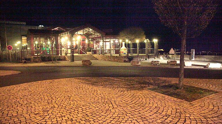 Schauplatz einer Spionagegeschichte: Die Raststätte Nord in Würzburg an der Autobahn A3. Schauplatz einer Spionagegeschichte: Die Raststätte Nord in Würzburg an der Autobahn A3.