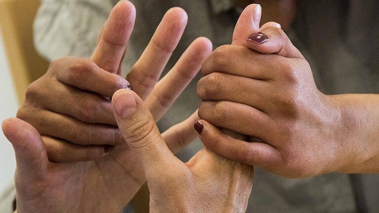 Sprache mit Händen: In der Blindeninstitutsstiftung Würzburg lernen und leben auch Taubblinde. Sprache mit Händen: In der Blindeninstitutsstiftung Würzburg lernen und leben auch Taubblinde.