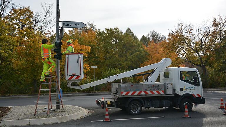 Die Ampelanlagen an der Schweinfurter und an der Meininger Straße werden auf stromsparende LED-Technik umgerüstet. Die Ampelanlagen an der Schweinfurter und an der Meininger Straße werden auf stromsparende LED-Technik umgerüstet.