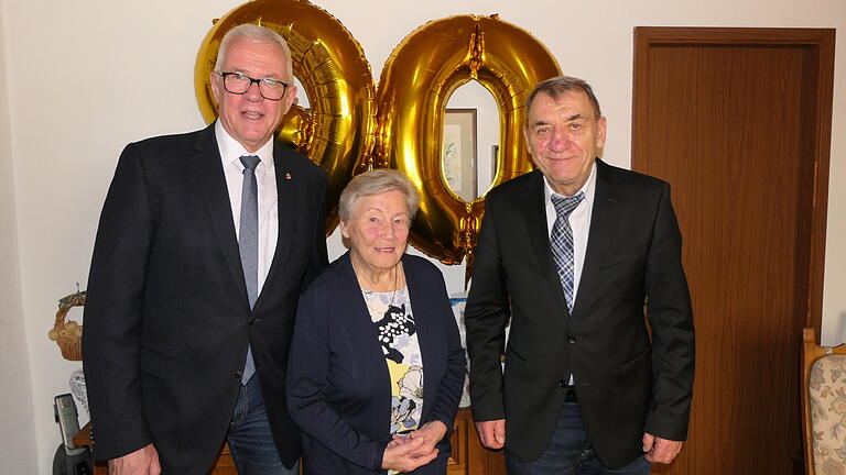 Die Haßfurterin Brigitte Stark feierte am Sonntag ihren 90. Geburtstag. Bürgermeister Günther Werner (links) und stellvertretender Landrat Oskar Ebert gratulierten der Jubilarin. Die Haßfurterin Brigitte Stark feierte am Sonntag ihren 90. Geburtstag. Bürgermeister Günther Werner (links) und stellvertretender Landrat Oskar Ebert gratulierten der Jubilarin.