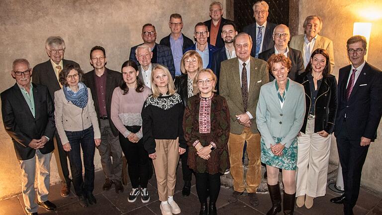 Viele Mitstreiterinnen und Mitstreiter: Oberbürgermeister Christian Schuchardt (vordere Reihe, rechts), Dr. Richard Reichel (vordere Reihe, Vierter von rechts), Mrija-Vorsitzende Anastasia Schmid (Fünfte vonrechts) beim Empfang im Wenzelsaal.