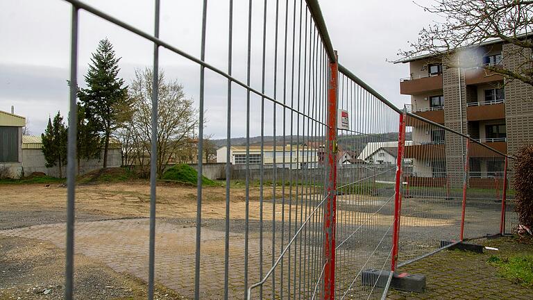 Drei große Baustellen blasen das Karlstadter Haushaltsvolumen besonders auf. Doch die Kämmerei plant vorausschauend, um den Druck auf die städtischen Finanzen zu verringern. Im Stationsweg in Karlstadt etwa soll ein neuer Wohnblock entstehen. (Archivfoto)