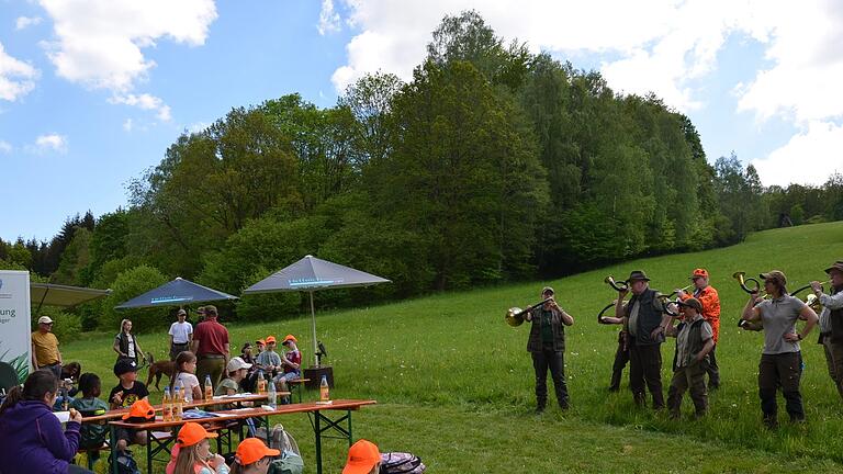 Die Jagdhornbläser bliesen zum Schüsseltreiben. - Die Jagdhornbläser bliesen zum Schüsseltreiben. Die Jagdhornbläser bliesen zum Schüsseltreiben. - Die Jagdhornbläser bliesen zum Schüsseltreiben.
