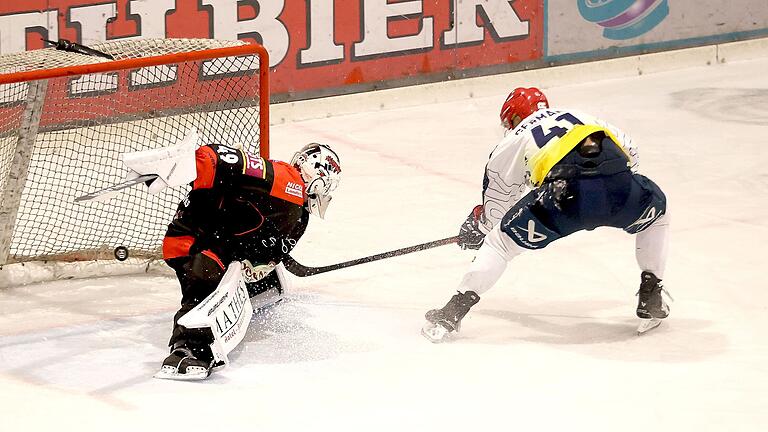 Tomas Cermak, hier beim Penalty gegen Haßfurts Schlussmann Nicolas Hetzel beim Testspiel im September, ist aktuell der beste Scorer der Schweinfurter.