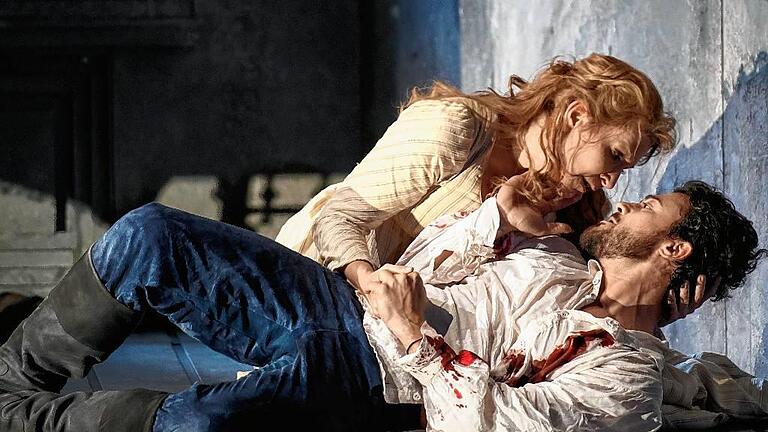 Live-Übertragung der Oper &bdquo;Werther&ldquo;       -  Das Movie im Luitpoldhaus zeigt die Live-Übertragung von der Oper &bdquo;Werther&ldquo; am Montag, 27. Juni,  um 20 Uhr. Basierend auf Goethes Novelle &bdquo;Die Leiden des jungen Werthers&ldquo;, erzählt Massenets Oper die Geschichte des jungen Poeten Werther und seiner hoffnungslosen Liebe für Charlotte, die sich einem anderen Mann verpflichtet hat. Die Musik ist voller lyrischer Schönheit, Leidenschaft und Inbrunst. Kein Wunder also, dass Werther oft als das beste Werk des Komponisten bezeichnet wird. Der Kapellmeister des Royal Opera House, Antonio Pappano, kehrt zurück, um diese klassische Produktion des Film-, Theater,- und Operndirektors Benoît Jacquot zu leiten. Der italienische Tenor Vittorio Grigolo ist in der Hauptrolle des Werther zu sehen, neben Joyce DiDonato, die erstmalig auf dieser Bühne die Rolle der Charlotte singt (eine der großen französischen Mezzorollen). Gesungen wird auf Französisch mit deutschem Untertitel. Länge: etwa drei Stunden. Foto: Bill Cooper