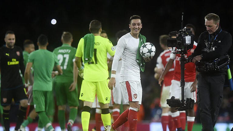 Mesut Özil       -  Mesut Özil verschwand mit dem Spielball unter dem Arm in die Kabine. Foto: Will Oliver