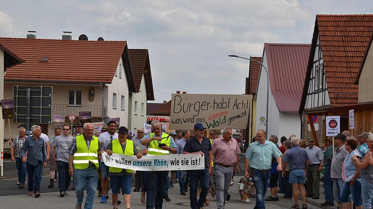 Den Demonstrationszug durch Stangenroth führten die Organisatoren vom Verein 'Unsere Rhön - gemeinsam stark' an. Zahlreiche Zuschauer säumten den Straßenrand, viele reihten sich später ein.  Fotos: Kathrin Kupka-Hahn       -  Den Demonstrationszug durch Stangenroth führten die Organisatoren vom Verein 'Unsere Rhön - gemeinsam stark' an. Zahlreiche Zuschauer säumten den Straßenrand, viele reihten sich später ein.  Fotos: Kathrin Kupka-Hahn