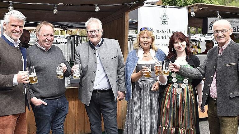 Auf das Gelingen des 4. Genussfestivals stießen an (von links): MdL Steffen Vogel, Michael Gerhart, Bürgermeister Claus Bittenbrünn, Gerlinde Bittenbrünn, Bierprinzessin Kerstin Friedrich, Landrat Wilhelm Schneider. Auf das Gelingen des 4. Genussfestivals stießen an (von links): MdL Steffen Vogel, Michael Gerhart, Bürgermeister Claus Bittenbrünn, Gerlinde Bittenbrünn, Bierprinzessin Kerstin Friedrich, Landrat Wilhelm Schneider.