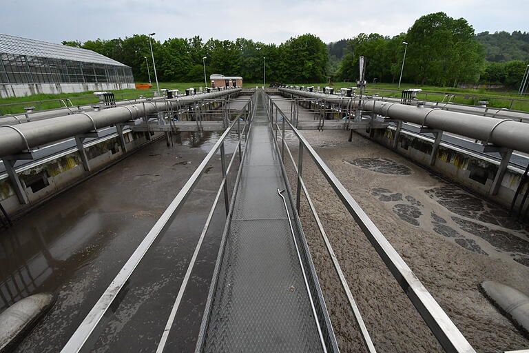 Im Wechsel von Belüftung und Sauerstoffmangel zersetzen die Bakterien in den Klärbecken die unterschiedlichen organischen Verunreinigungen im Abwasser.