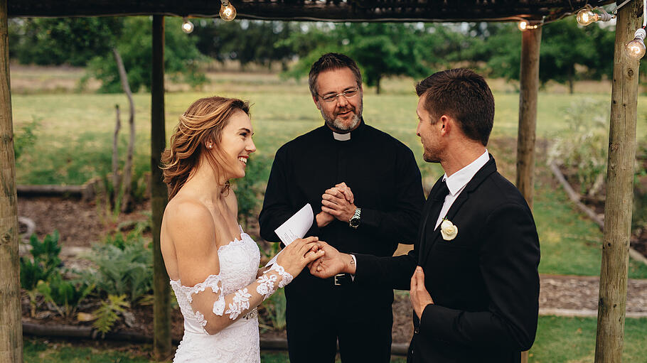 Hochzeit       -  Braut und Bräutigam geben sich das Ja-Wort.