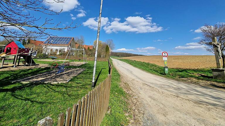 Auf dem jetzigen Acker, rechts im Bild, entstehen bald vier neue Bauplätze in Greßhausen. Auf dem jetzigen Acker, rechts im Bild, entstehen bald vier neue Bauplätze in Greßhausen.