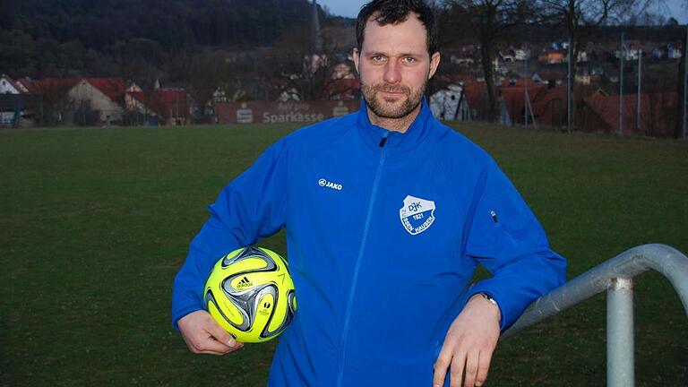 Thorsten Breunig bezeichnet sich selbst als „fußballverrückt“ und will als Trainer des A-Klassisten DJK Eußenhausen diese Begeisterung auch an die Mannschaft weitergeben. Thorsten Breunig bezeichnet sich selbst als „fußballverrückt“ und will als Trainer des A-Klassisten DJK Eußenhausen diese Begeisterung auch an die Mannschaft weitergeben.