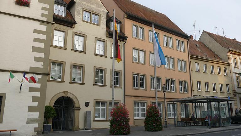 Das Rathaus soll in der Kaiserstraße um das denkmalgeschützte Haus Nummer 17 mit Bürgerbüro und Tagungsräumen erweitert werden.