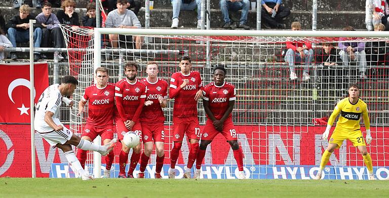 Die Mauer steht: Erst sieben Gegentore mussten die Würzburger Kickers in dieser Saison hinnehmen.