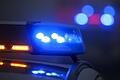 Polizeiauto mit Blauchlicht       -  Im Streit hat ein Mann absichtlich seinen Bruder mit einem Auto angefahren. (Symbolbild)