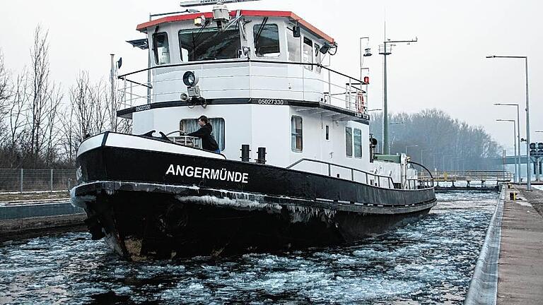 Der Eisbrecher &bdquo;Angermünde&ldquo; am Montag auf dem Main zwischen Viereth-Trunstadt und der Schleuse Limbach.