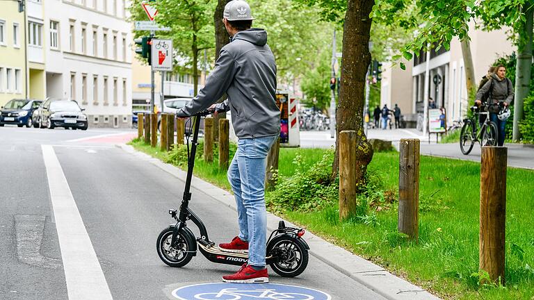 Seit etwa einem Jahr sind sie zugelassen: Sogenannte E-Tretroller können vor allem in größeren Städten längst ausgeliehen werden. In Würzburg sind die kleinen Flitzer weiterhin im Gespräch.