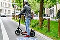 Seit etwa einem Jahr sind sie zugelassen: Sogenannte E-Tretroller können vor allem in größeren Städten längst ausgeliehen werden. In Würzburg sind die kleinen Flitzer weiterhin im Gespräch.